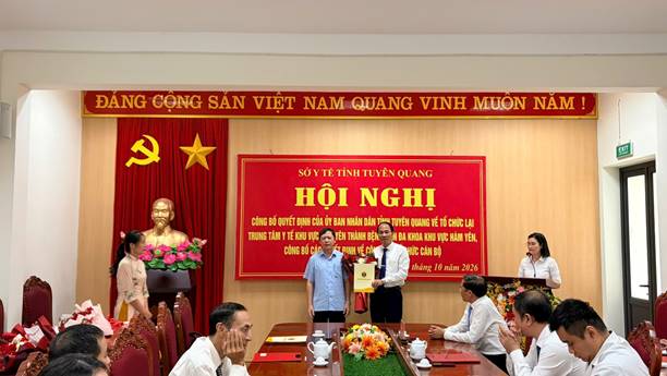 HỘI NGHỊ CÔNG BỐ CÁC QUYẾT ĐỊNH VỀ TỔ CHỨC LẠI TRUNG TÂM, CHUYỂN VIÊN CHỨC VỀ TRẠM Y TẾ XÃ